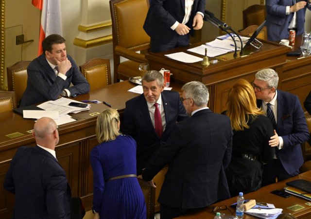 Babišova vláda získala důvěru Sněmovny po rekordně dlouhé debatě