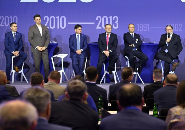 Druhý den kongresu ODS, 18. ledna 2026. Kandidáti zleva Karel Hass, Štěpán Slovák, Martin Červíček, Pavel Drobil, Petr Sokol a Alexandr Vondra před volbou řadových místopředsedů ODS.