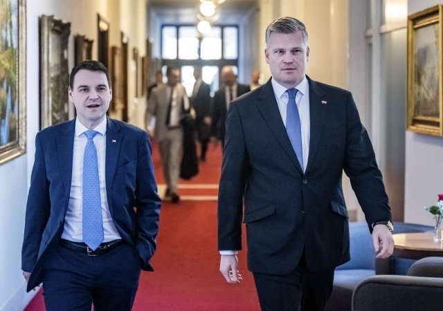 Zleva ministr zahraničí Petr Macinka (Motoristé) a vládní zmocněnec pro klimatickou politiku a Green Deal Filip Turek (za Motoristy)