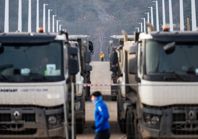 OBRAZEM: Dvorecký most obstál v zatěžovací zkoušce