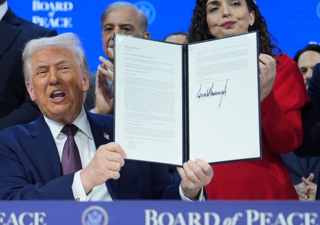 Trump oficiálně ustanovil Radu míru. Češi se ceremonie nezúčastnili