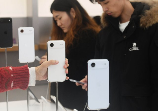 Zisk i tržby Applu překonaly odhady díky vysoké poptávce po iPhonech