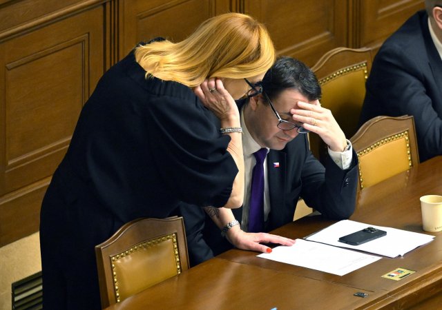 Ministryně financí Alena Schillerová (ANO) vysvětluje rozpočet ministru zahraničí Petru Macinkovi (Motoristé obě)