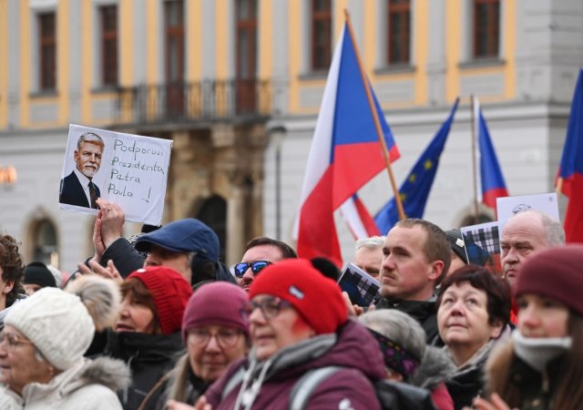 Demonstrace na podporu prezidenta Petra Pavla na Horním náměstí v centru města, 15. února 2026, Olomouc.