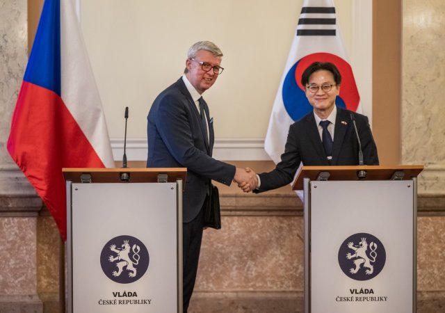 Ministr průmyslu a obchodu Karel Havlíček (vlevo) a korejský ministr pro obchod, průmysl a zdroje Kim Čung-Kwan na tiskové konferenci po jednání o dalších krocích v přípravě nových bloků jaderné elektrárny Dukovany