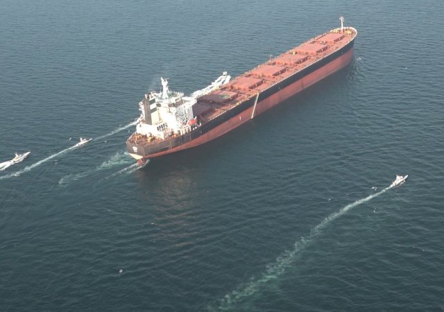 Dnešní zavření Hormuzského průlivu může Čechům výrazně zdražit notebooky, mobily i auta