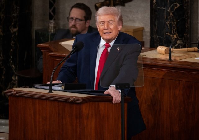 Trump a Epstein znovu spolu ve spisech. Chybějící dokumenty budí podezření