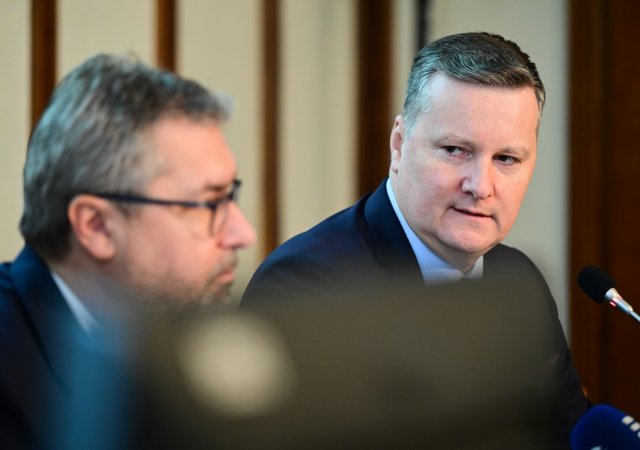 Zleva ministr zemědělství Martin Šebestyán (za SPD) a potravinový ombudsman Jindřich Fialka
