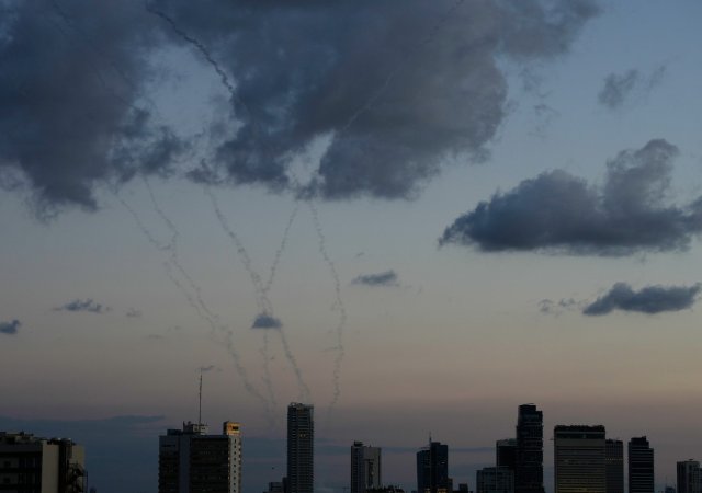 Izrael a USA letecky útočily na Írán, ten pak ostřeloval základny USA v regionu