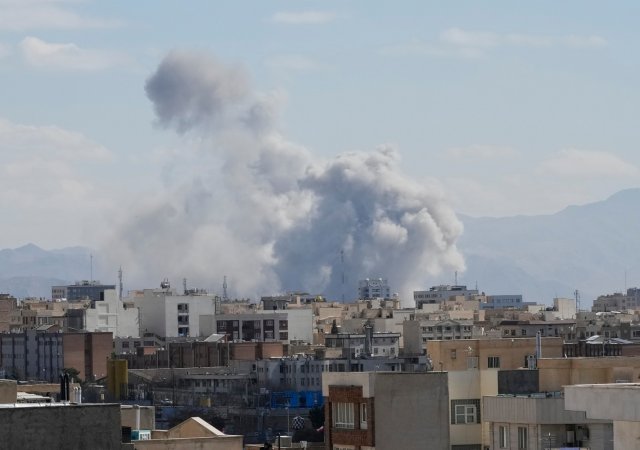 dým stoupající po výbuchu v Teheránu