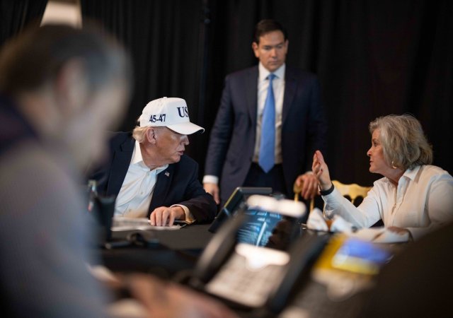 Donald Trump naslouchá šéfce kanceláře Bílého domu Susie Wilesové, zatímco ministr zahraničí Marco Rubio přihlíží během schůzky s poradci po zahájení operace