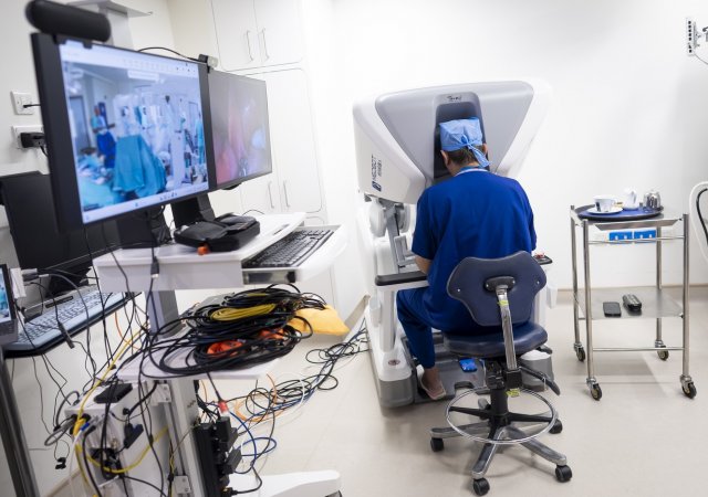 Britský chirurg operoval na dálku, od pacienta ho dělilo 2400 kilometrů