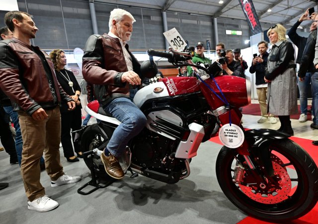 Nové motocykly Jawa si prohlédl i prezident Petr Pavel