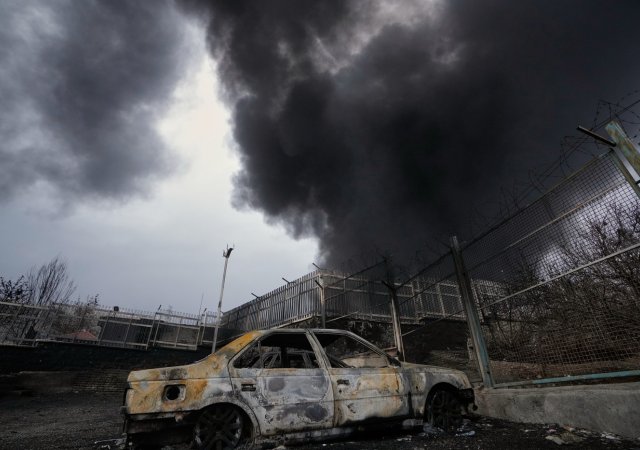 následky jednoho z úderů amerického a izraelského letectva na íránskou ropnou rafinerii