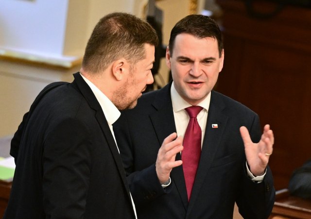 Zleva předseda Sněmovny Tomio Okamura (SPD) a ministr zahraničí Petr Macinka (Motoristé)