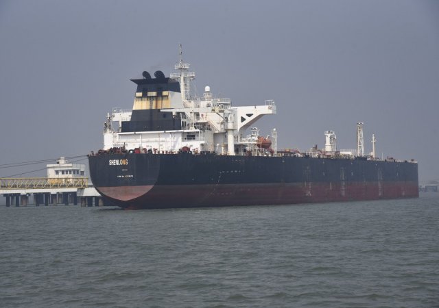 Libérijský ropný tanker Suezmax Shenlong je vidět v přístavu v indické Bombaji. Loď patří mezi první tankery, které dorazily do Indie uprostřed krize na Blízkém východě.