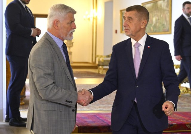 Prezident Petr Pavel (vlevo) a premiér Andrej Babiš (ANO)