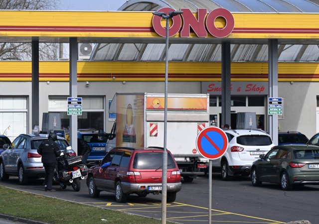 Ropa prudce zlevnila. Čeští řidič si ale musí počkat