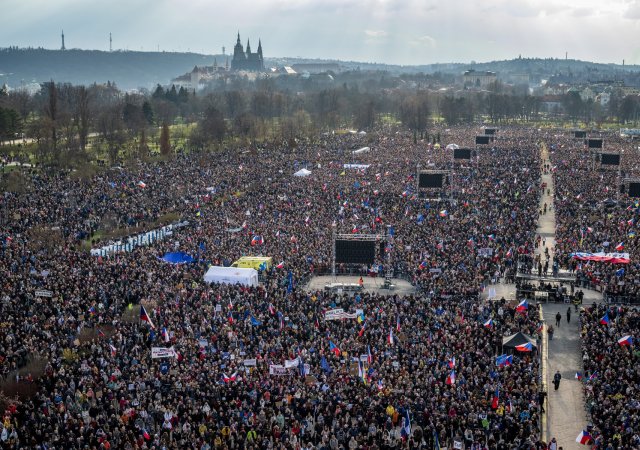 Na pražskou Letenskou pláň dorazily v pátek odpoledne podle organizátorů demonstrace spolku Milion chvilek statisíce lidí.