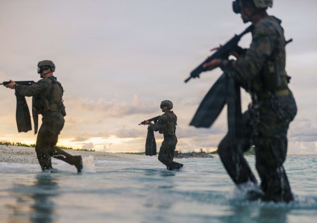 cvičení amerických mariňáků