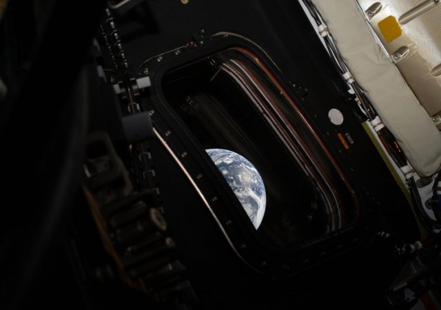 Posádka mise Artemis II překonala polovinu trasy mezi Zemí a Měsícem