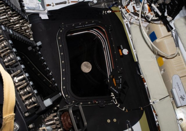 Astronauti z mise Artemis II se dostali rekordně daleko od Země