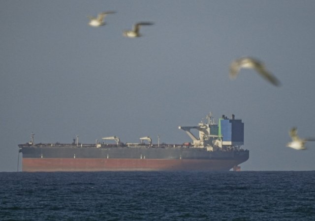 Teherán opět uzavřel Hormuzský průliv