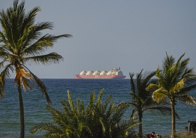 Hormuzský průliv je nadále prakticky uzavřen, za den proplulo šest lodí