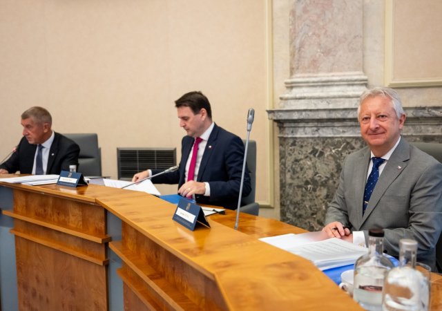 Prezident mimo hru? Vláda ho vynechala z letu na summit NATO