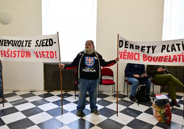 Brněnské jednání provázely protesty