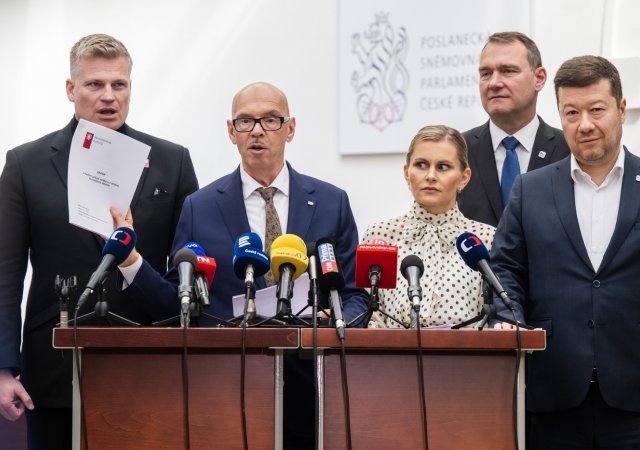 Zleva poslanec Filip Turek (za Motoristy), ministr kultury Oto Klempíř (za Motoristy), předsedkyně poslaneckého klubu hnutí ANO Taťána Malá, předseda poslaneckého klubu SPD Radim Fiala a předseda Poslanecké sněmovny Tomio Okamura (SPD)