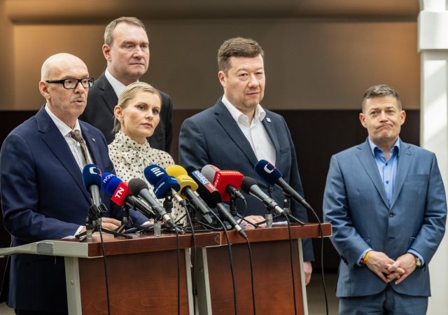 Zástupci vlády představují dokument s novými pravidly pro veřejnoprávní média