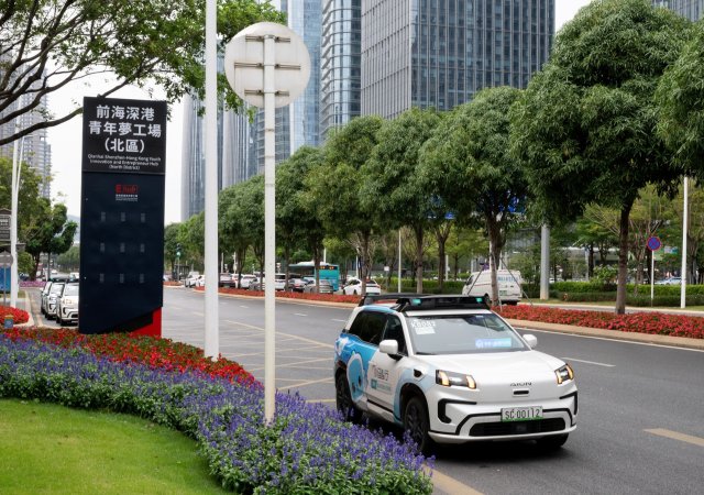 Uber výrazně rozšiřuje své aktivity v oblasti autonomní dopravy. Společně s čínskou společností Pony.ai plánuje nasadit v Evropě 2 000 robotických taxíků a vstoupit do čtyř dalších evropských měst