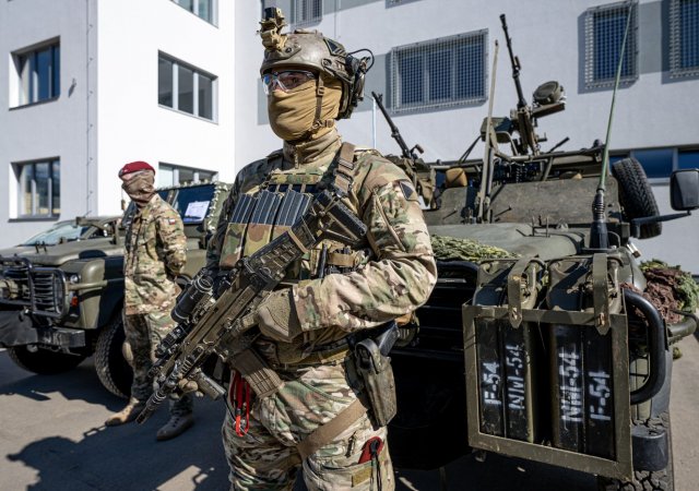 Statická ukázka 43. výsadkového pluku v Chrudimi