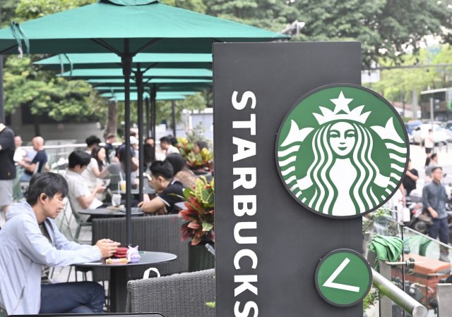 Zákazníci kaváren Starbucks v Číně si budou muset něco koupit, než si sednou