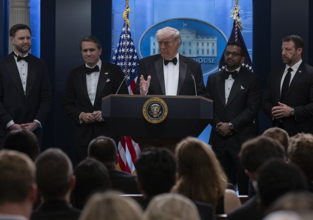 Trump a jeho lidé na brífinku v Bílém domě po střelbě v Hiltonu