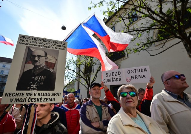 V Brně na akci SPD asi 500 lidí protestuje proti konání sjezdu sudetských Němců