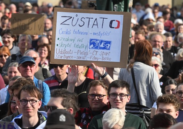 „Ruce pryč od médií.“ Prahou prošel pochod na podporu veřejnoprávních médií