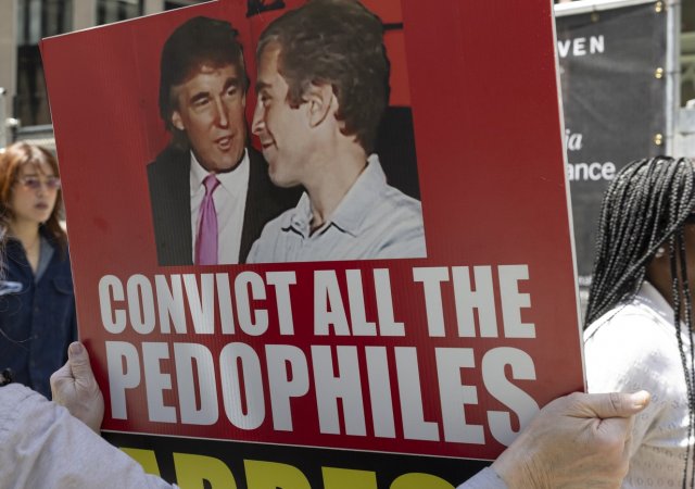 Soud zveřejnil údajnou poznámku, kterou Epstein napsal před svou sebevraždou
