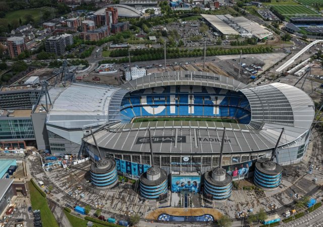 Na hřišti sbíral trofeje, v účetnictví podle vyšetřovatelů zakrýval skutečný původ peněz. Manchester City byl nezávislou komisí shledán vinným ze závažného porušování finančních pravidel Premier League