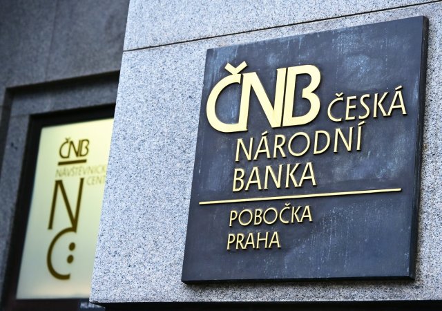ČNB dnes zřejmě sazby nezmění. Další zvýšení ale může přijít později, shodují se analytici