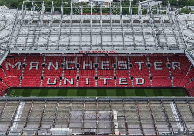 Slavný anglický klub stojí před nákladným rozhodnutím o budoucnosti stadionu Old Trafford.