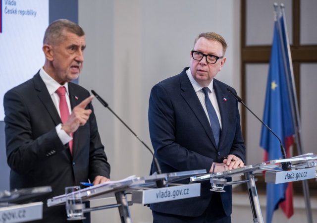 Premiér Andrej Babiš a ministr práce a sociálních věcí Aleš Juchelka (oba ANO)