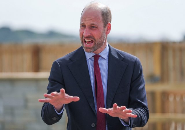 Princ z Walesu, v Cornwallu známý také jako vévoda z Cornwallu, hovoří během návštěvy nové rezidenční výstavby Cornwallského vévodství v Tretherrasu v Cornwallu.