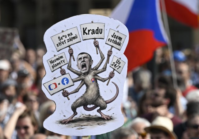 V centru Prahy na akci spolku Milion chvilek protestují lidé na podporu ČT a ČRo