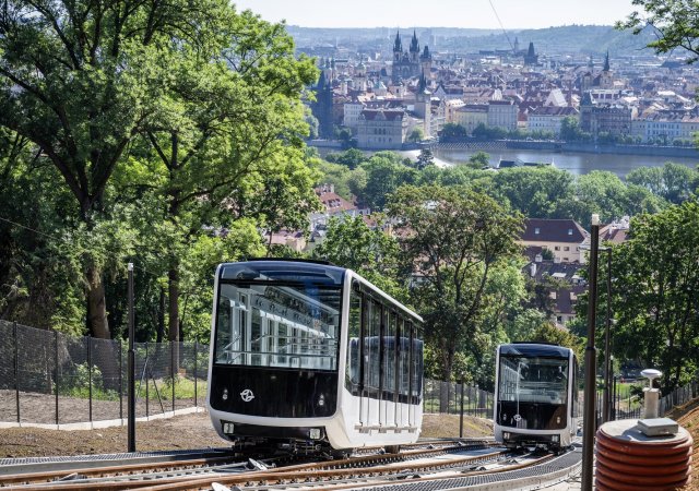 Sotva se lanovka na Petřín po velké opravě tratě a výměně vozů chystá znovu rozjet, město oznamuje, že začne připravovat další akci. Tentokrát bezbariérové úpravy stanic
