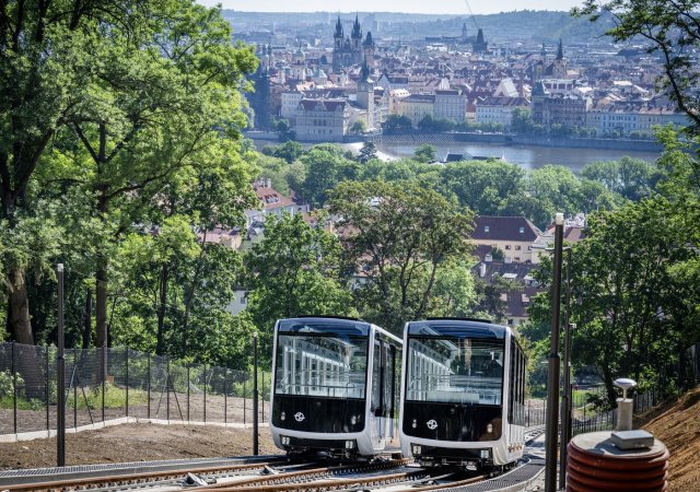 Petřínská lanovka se po téměř dvouleté pauze vrací do provozu