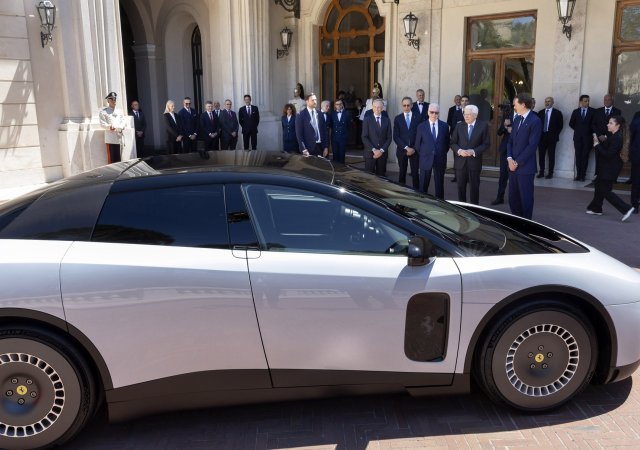 Nové Ferrari Luce  debutovalo v Quirinale, kde byl představen italskému prezidentovi Sergiovi Mattarellovi