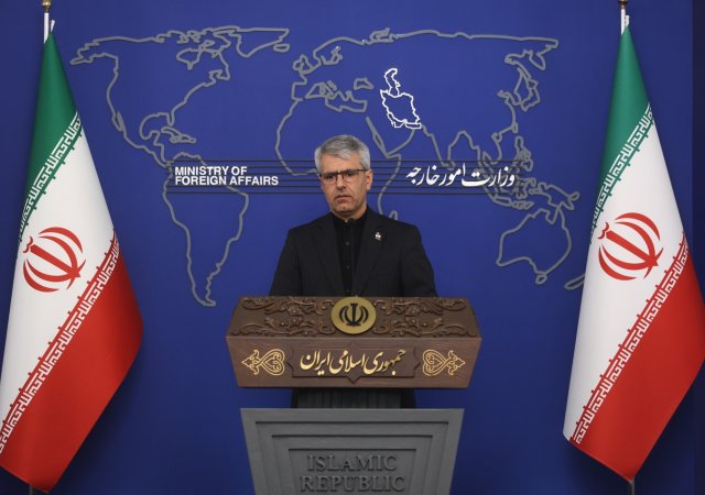 Írán zastavuje dialog a výměnu zpráv s USA, píše Tasním