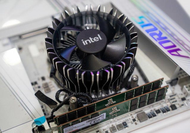 Intel sahá po miliardách investorů. Kvůli AI navyšuje emisi akcií